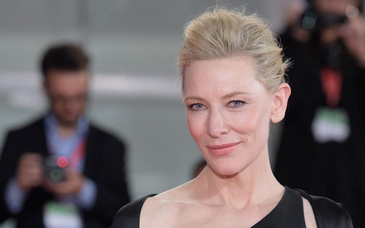 Coiffure : Cate Blanchett adopte la frange idéale pour les plus de 50 ans