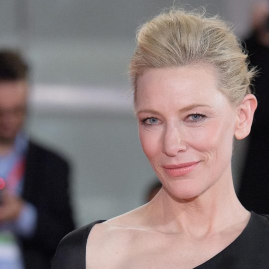 Coiffure : Cate Blanchett adopte la frange idéale pour les plus de 50 ans