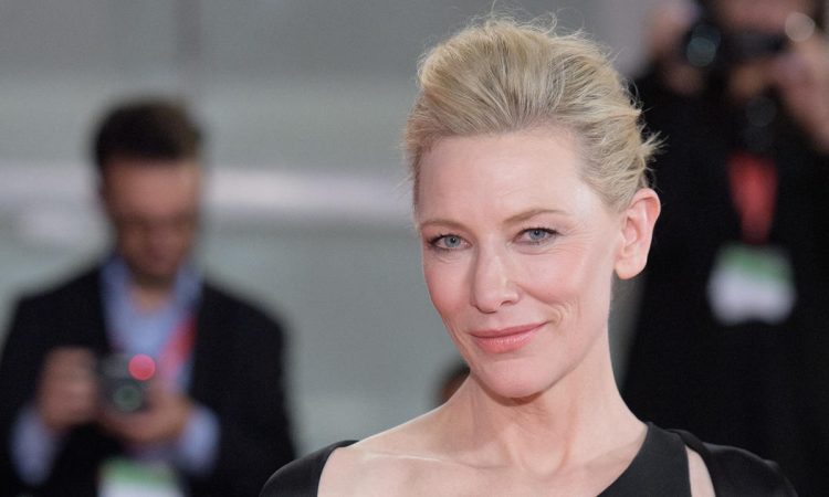 Coiffure : Cate Blanchett adopte la frange idéale pour les plus de 50 ans