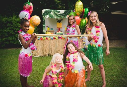 How to Throw a Luau Party Via Blossom | Luau party decorations, Luau party, Hawaiian luau party