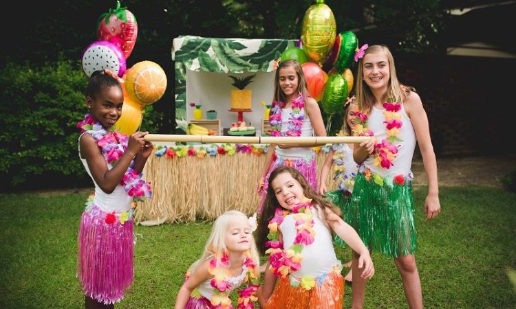 How to Throw a Luau Party Via Blossom | Luau party decorations, Luau party, Hawaiian luau party